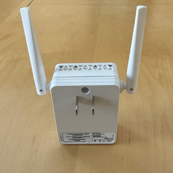 NETGEAR White Wireless Access Point - Picture 2 of 3